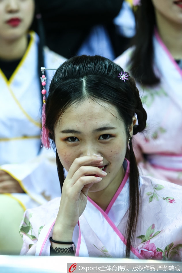 广厦最美“西施团”助威