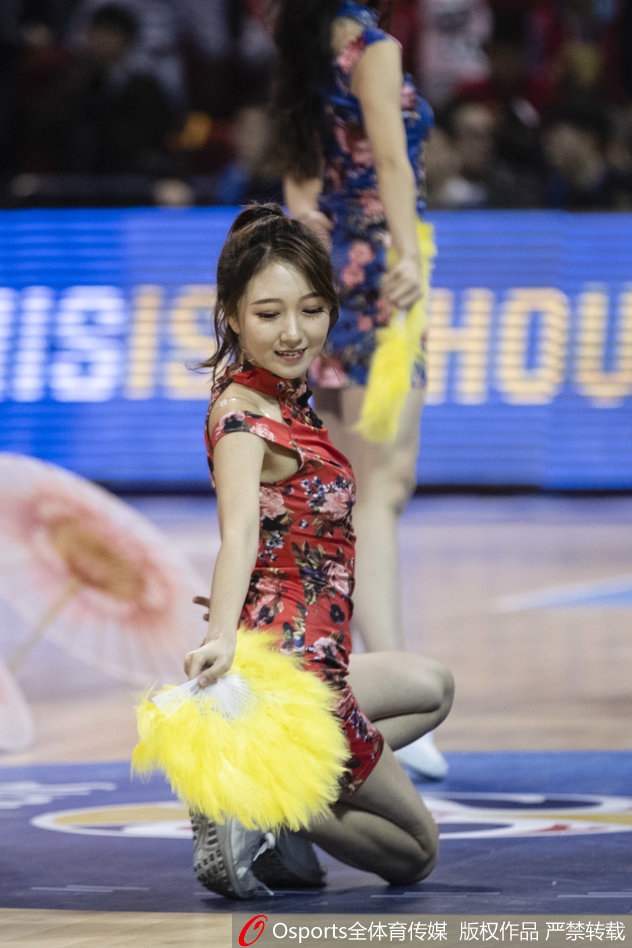 篮球宝贝助阵男篮世预赛