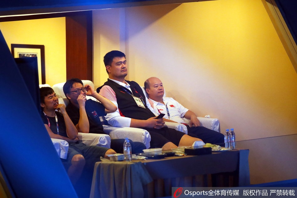 姚明现场观战亚运会LOL决赛