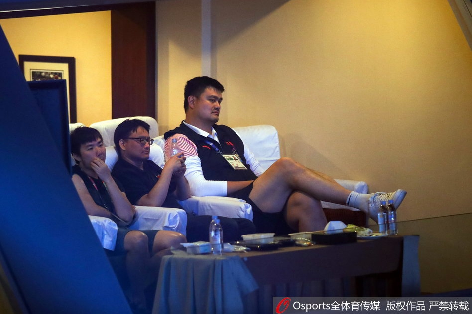 姚明现场观战亚运会LOL决赛