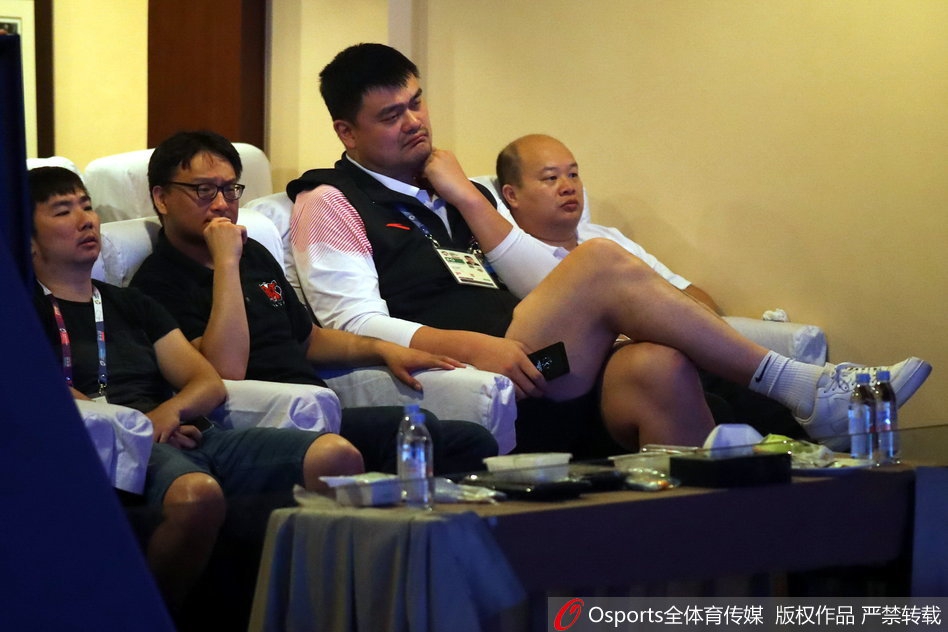 姚明现场观战亚运会LOL决赛
