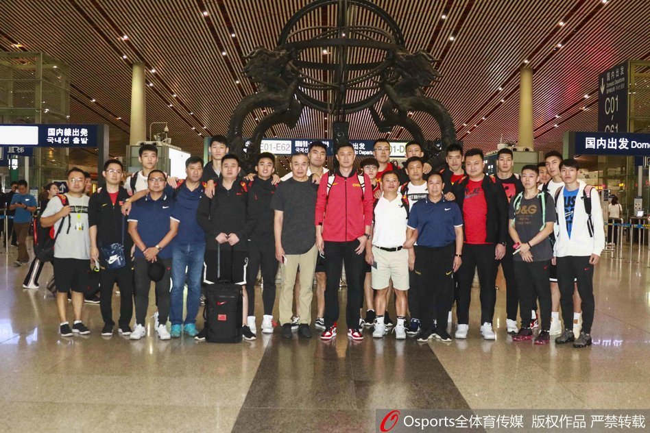 中国男篮蓝队出征黎巴嫩备战世预赛