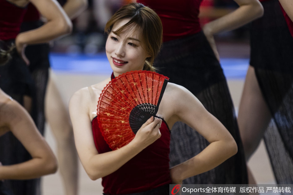 CBA季前赛嘉兴站篮球宝贝秀扇子舞