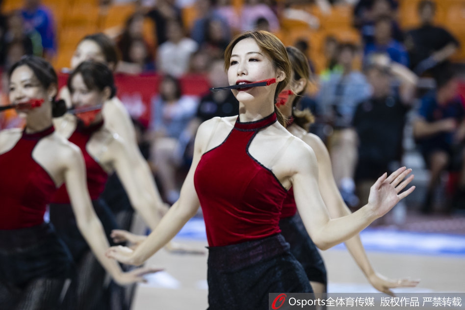 CBA季前赛嘉兴站篮球宝贝秀扇子舞