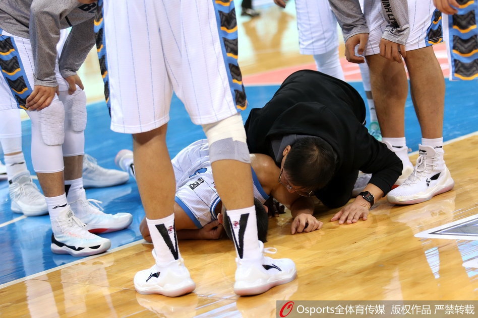 CBA第7轮：方硕受伤被抬下场