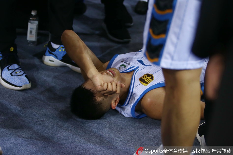 CBA第7轮：方硕受伤被抬下场