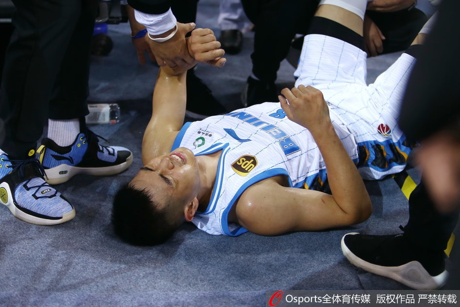 CBA第7轮：方硕受伤被抬下场