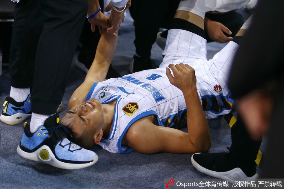 CBA第7轮：方硕受伤被抬下场