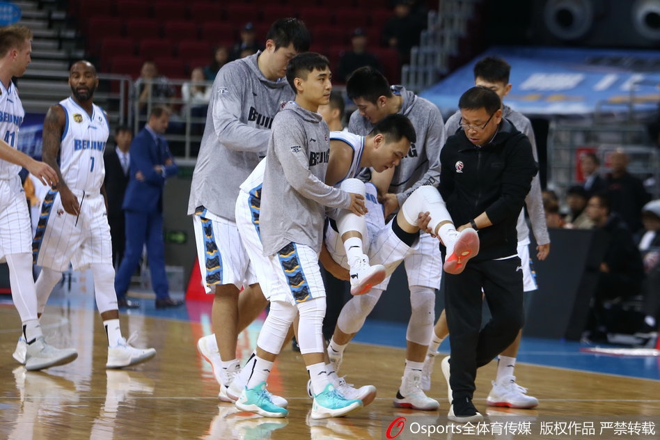 CBA第7轮：方硕受伤被抬下场