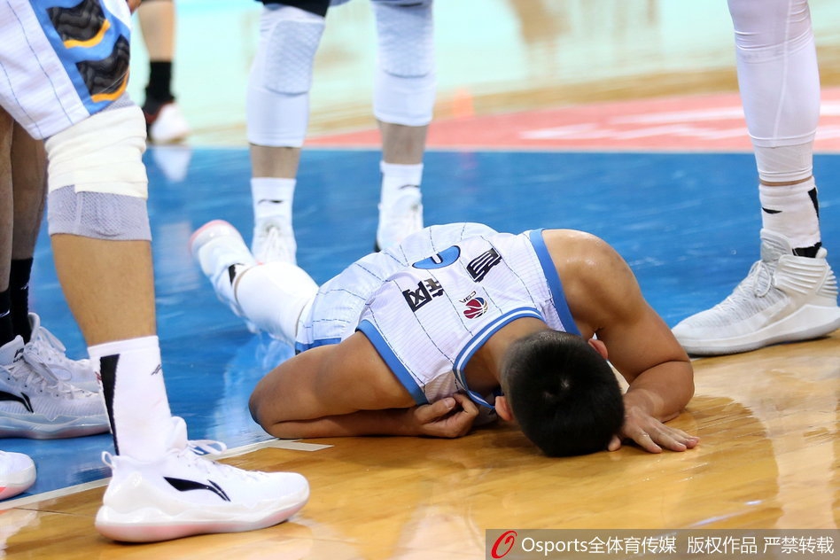 CBA第7轮：方硕受伤被抬下场