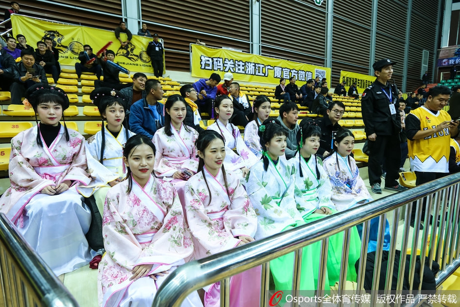 广厦最美“西施团”助威