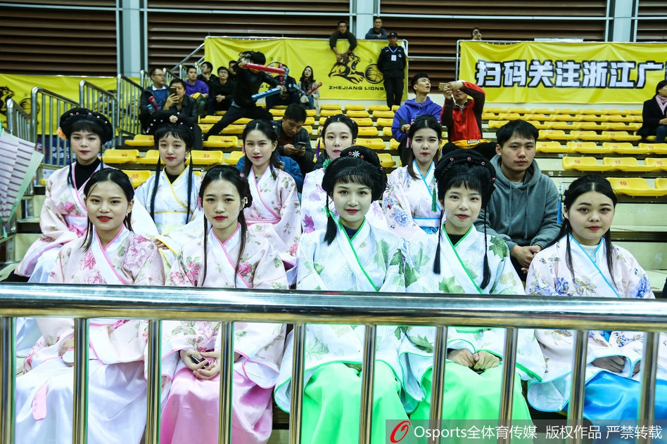 广厦最美“西施团”助威