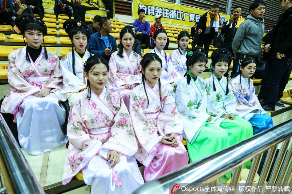 广厦最美“西施团”助威