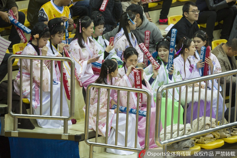 广厦最美“西施团”助威