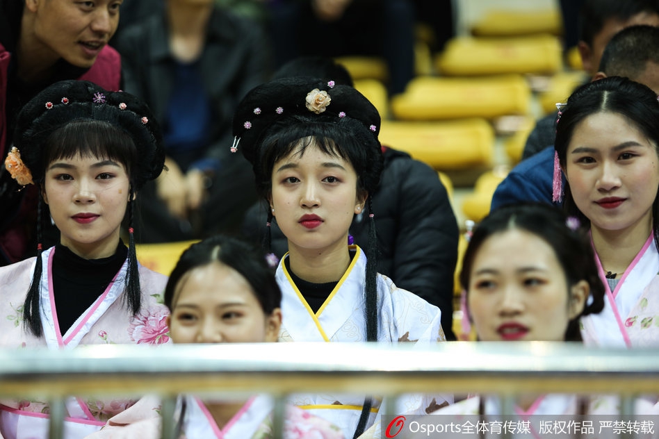 广厦最美“西施团”助威