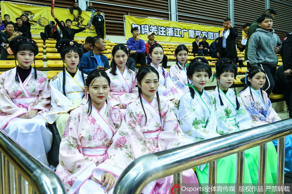 广厦最美“西施团”助威