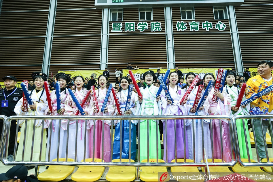 广厦最美“西施团”助威