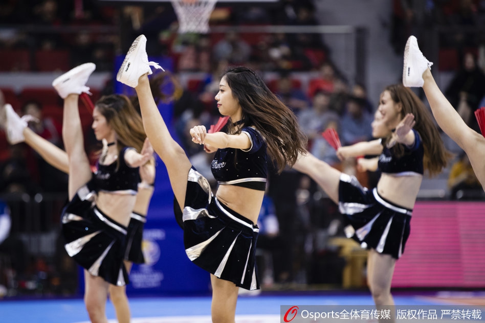 篮球宝贝助阵男篮世预赛