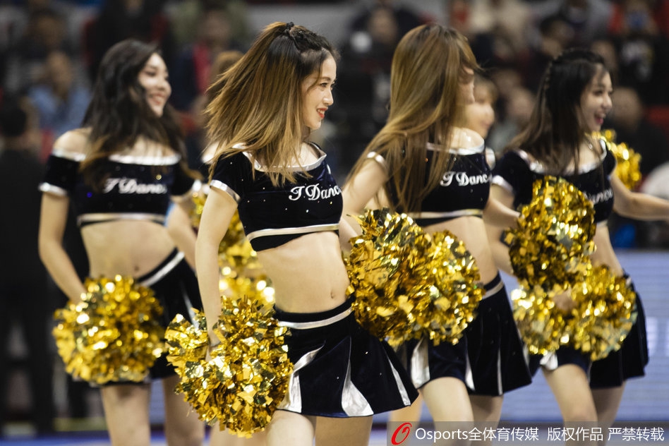 篮球宝贝助阵男篮世预赛