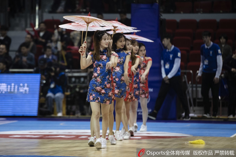 篮球宝贝助阵男篮世预赛