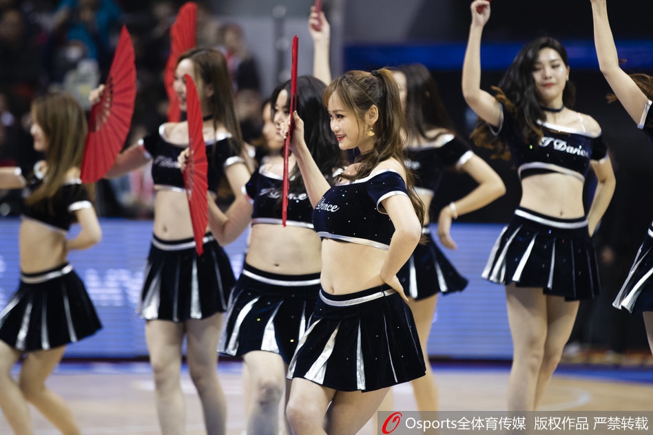 篮球宝贝助阵男篮世预赛