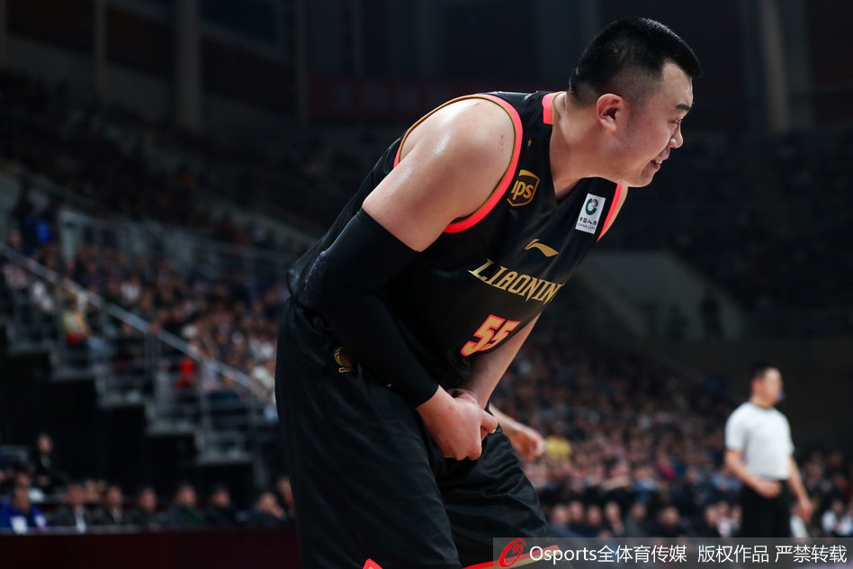 韩德君手部受伤疑似骨折