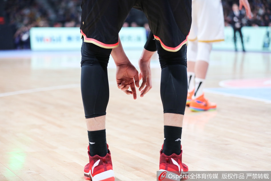 韩德君手部受伤疑似骨折