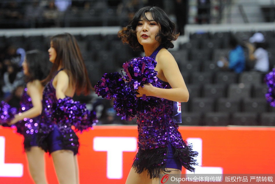 CBA季前赛丹东站篮球宝贝活力四射