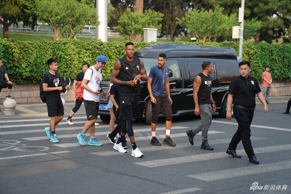 魔兽霍华德乘地铁参加黄金联赛