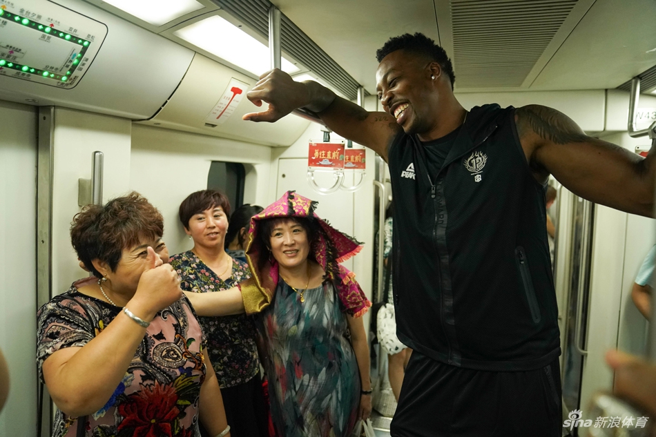 魔兽霍华德乘地铁参加黄金联赛