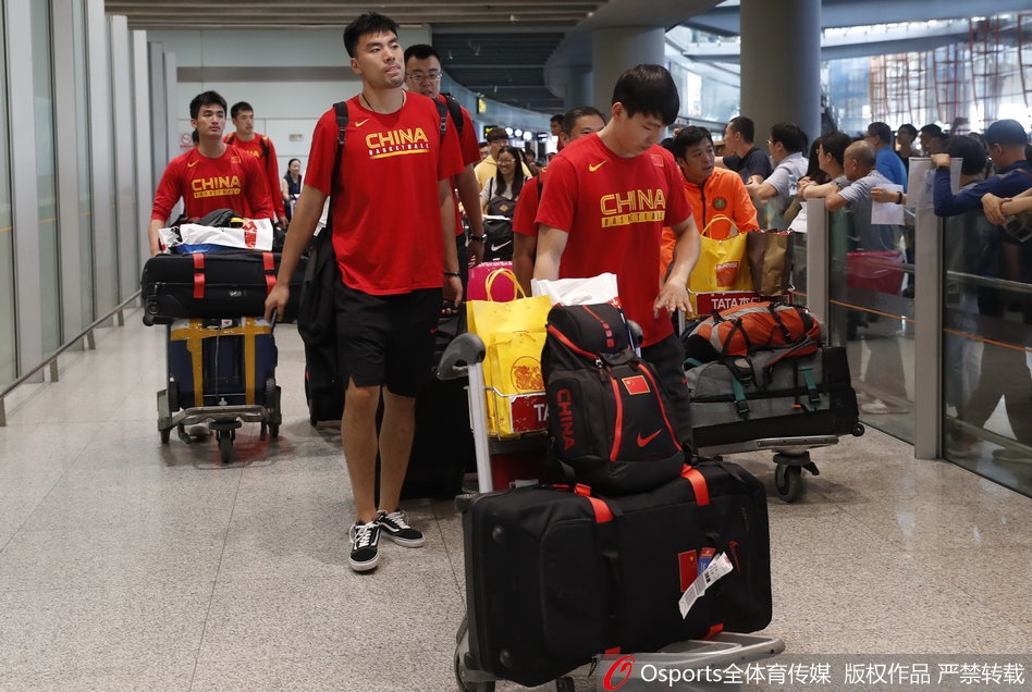 中国男篮蓝队回京 全体表情严肃