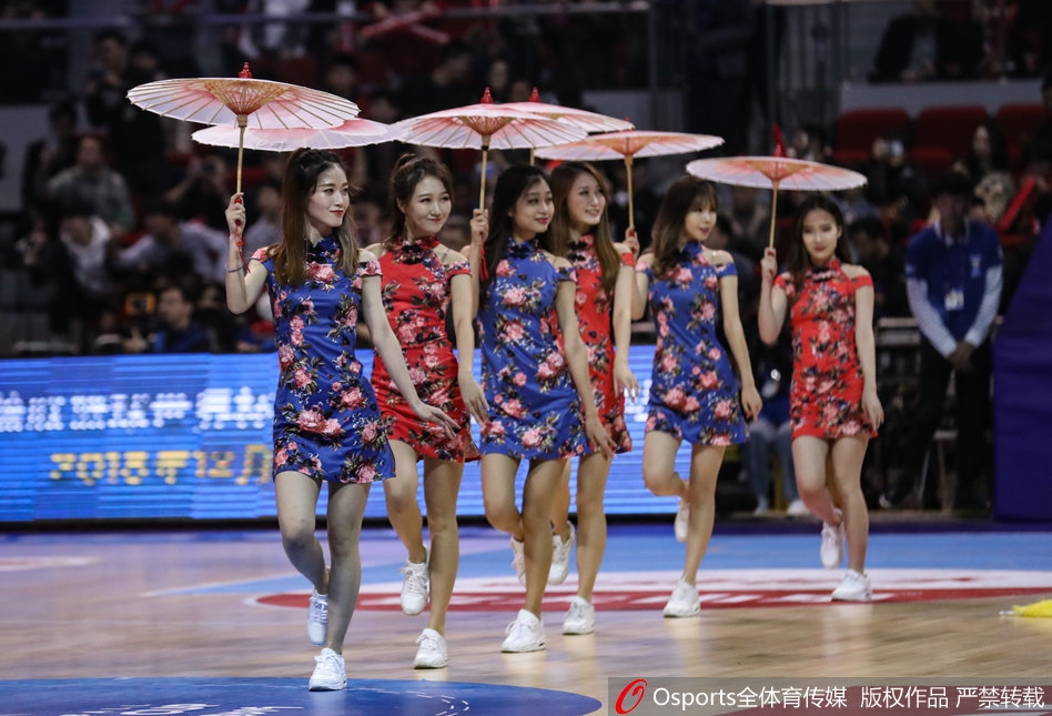 篮球宝贝助阵男篮世预赛