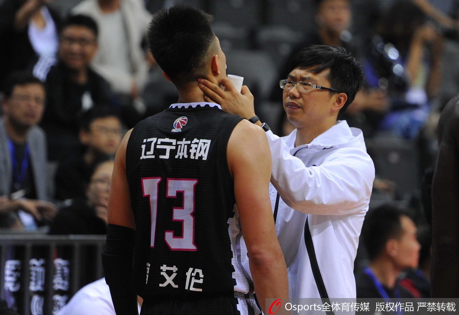 季前赛郭艾伦与四川队左朕年冲突