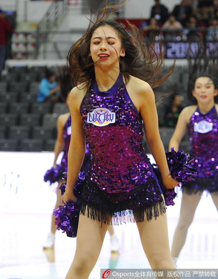 CBA季前赛丹东站篮球宝贝活力四射