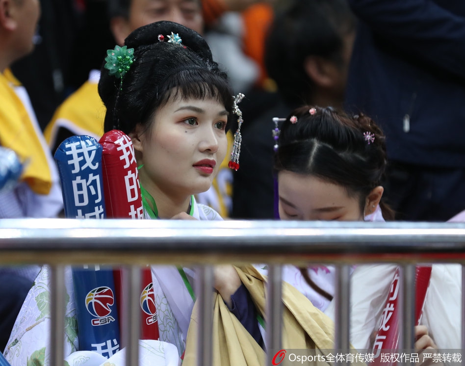 广厦最美“西施团”助威