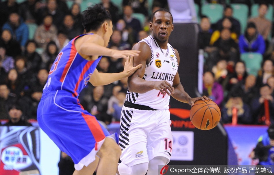 赵继伟如精灵般突破天津队的防线,在对抗中巧妙地将球送入篮筐,并造成加罚,展现了他作为国家队后卫的大心脏本色。