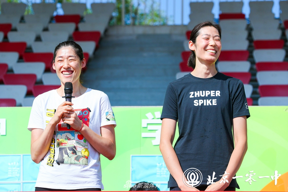 朱婷刘晓彤亮相北京101中开学仪式