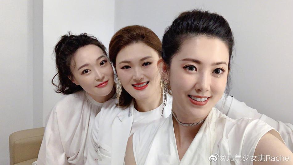 惠若琪晒女排“五虎将” 合影