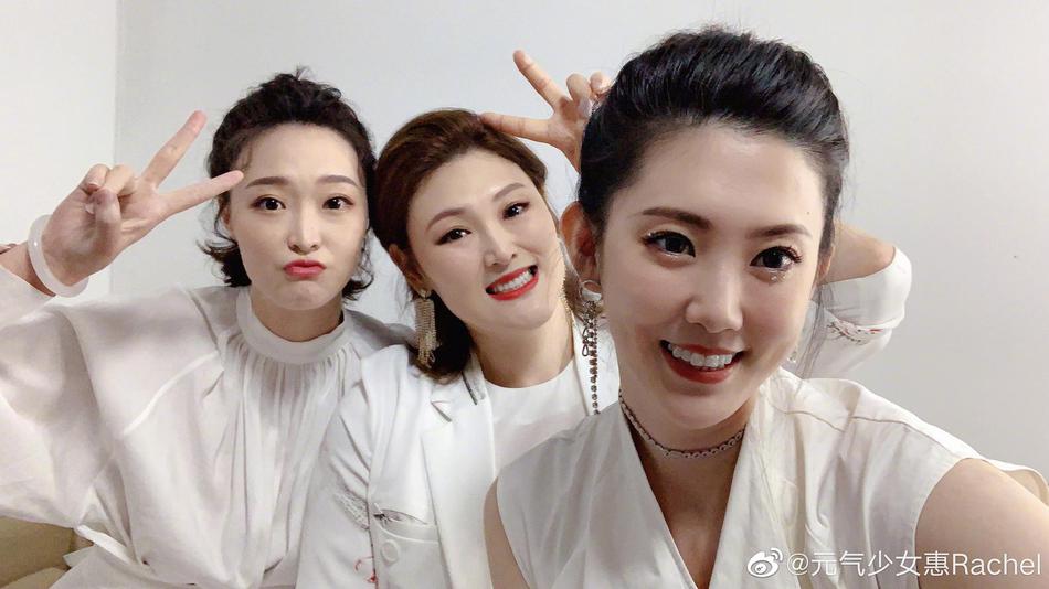 惠若琪晒女排“五虎将” 合影