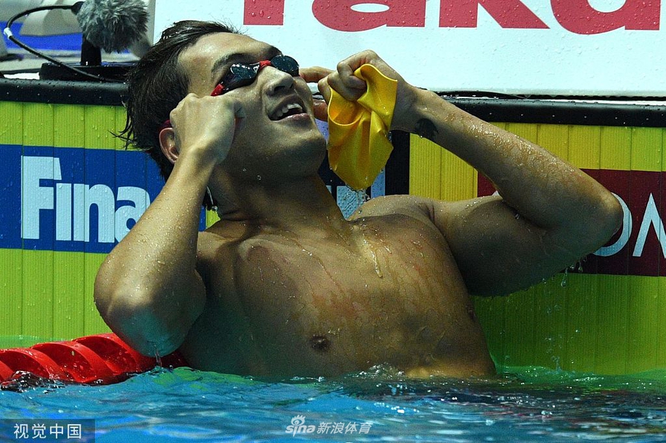 世锦赛男子100仰徐嘉余霸气卫冕