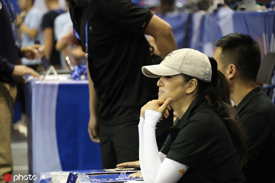 巩俐低调观中国女排出战奥资赛