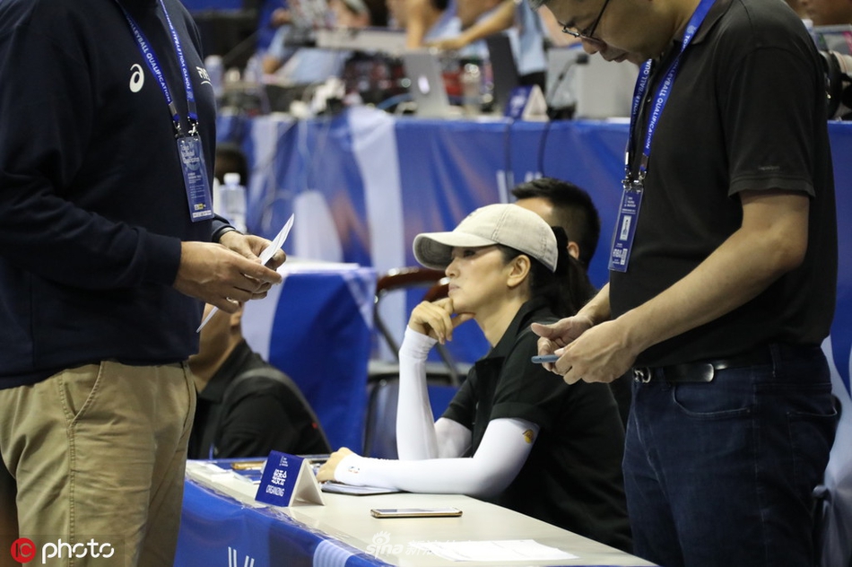 巩俐低调观中国女排出战奥资赛