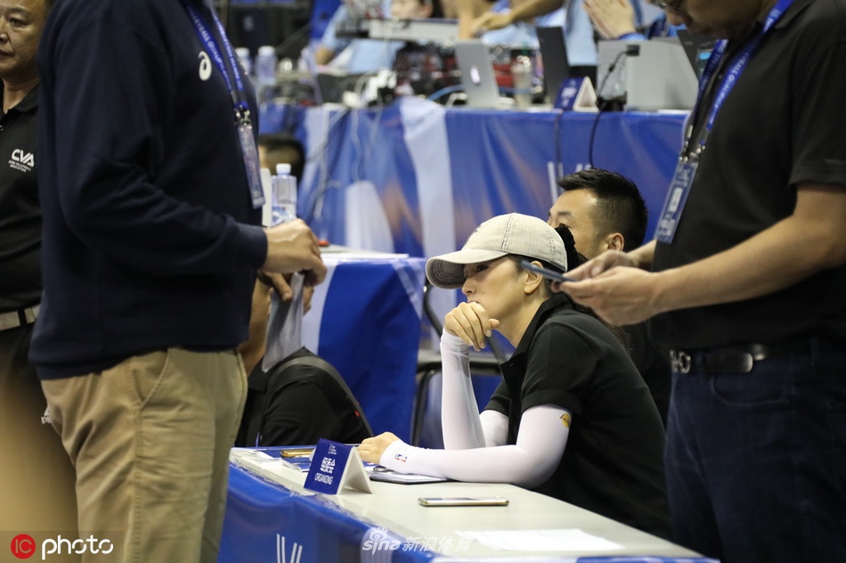 巩俐低调观中国女排出战奥资赛