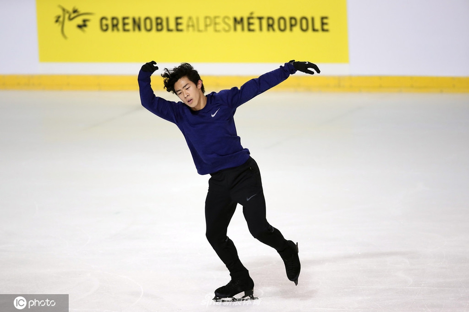 花滑大奖赛法国站陈巍赛前训练