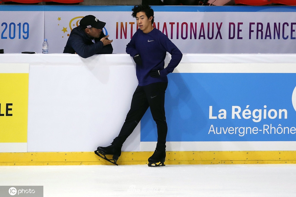 花滑大奖赛法国站陈巍赛前训练