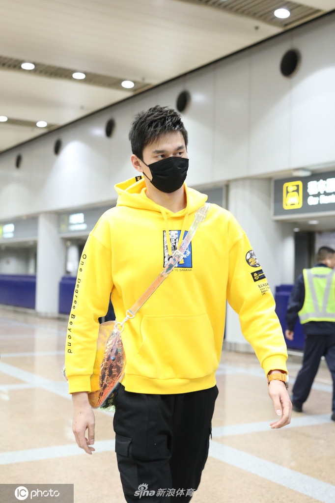 孙杨现身北京首都机场 面戴口罩行色匆匆