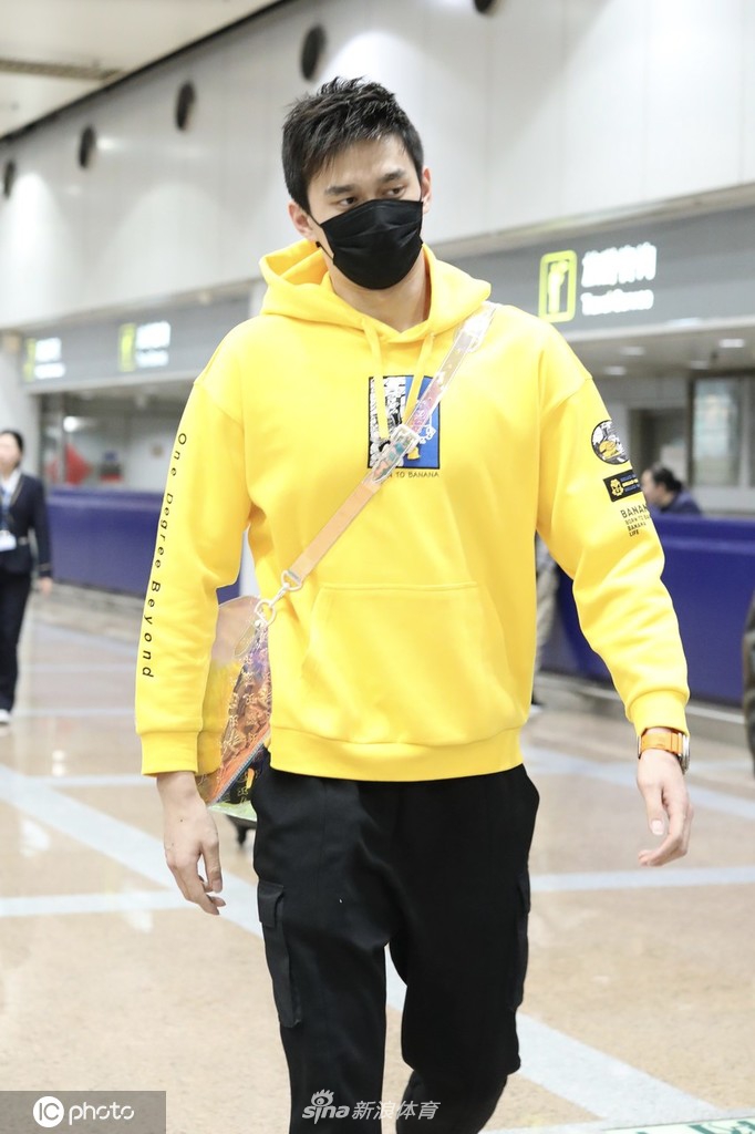 孙杨现身北京首都机场 面戴口罩行色匆匆