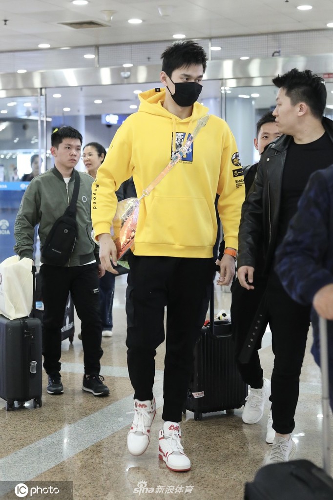 孙杨现身北京首都机场 面戴口罩行色匆匆