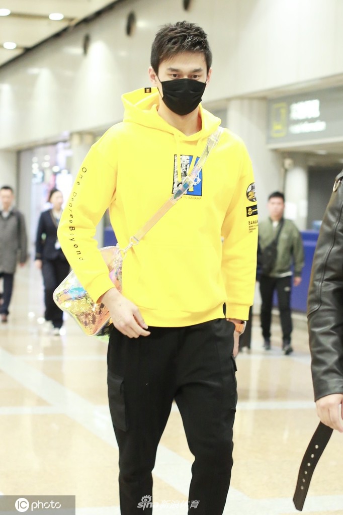 孙杨现身北京首都机场 面戴口罩行色匆匆