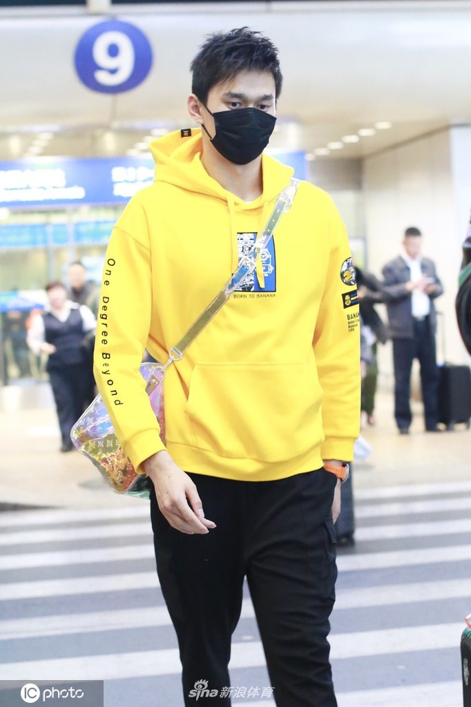 孙杨现身北京首都机场 面戴口罩行色匆匆